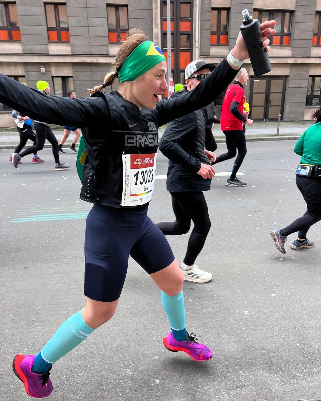 Zoe Barossi läuft den Berlin Halbmarathon mit brasilianischem Stirnband