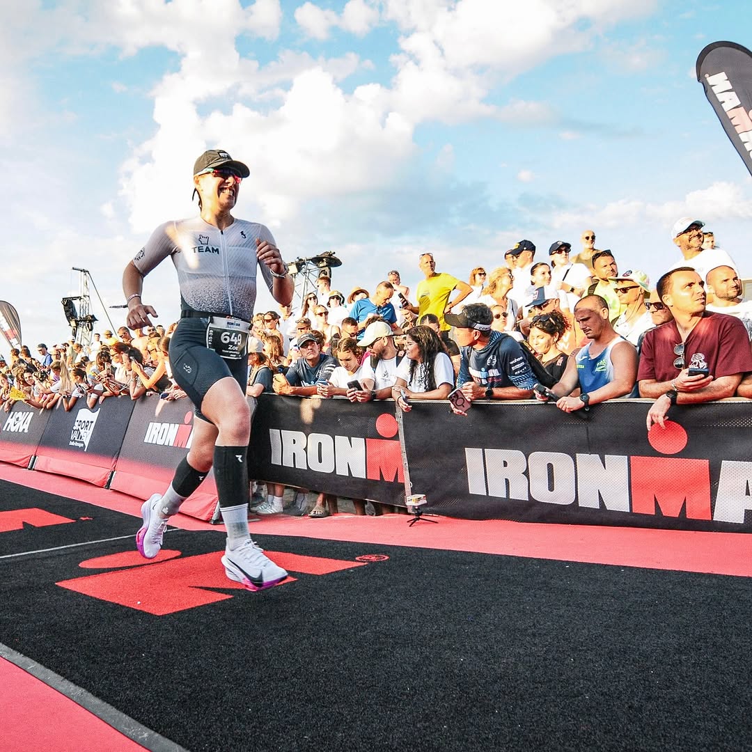 Zoe Barossi im Ziel des 70.3 Ironman in Cervia
