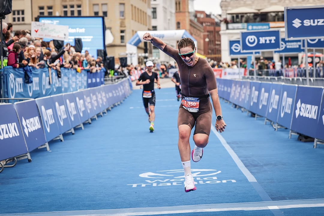 Zoe Barossi springt über die Ziellinie bei der WTCS Hamburg 2025